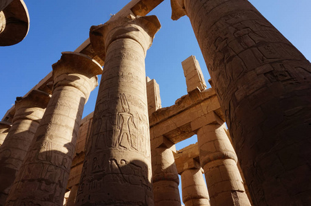 伟大的像大厅和云彩在卡纳克埃及寺庙