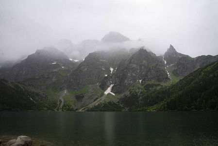 从佳 Oko, 波兰, 大雾中塔特拉山脉景观