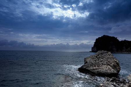 美丽的海景与绿松石水, 悬崖和大海。阳光明媚温暖的热带天气。在地中海旅行的背景。希腊。欧洲