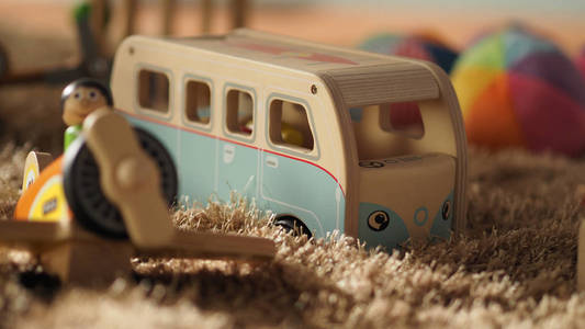许多五颜六色的婴儿木制玩具在浅棕色地毯上, 其中包括球飞机公共汽车和其他, 帮助发育婴儿的 eq 和 iq, 让宝宝有一个快