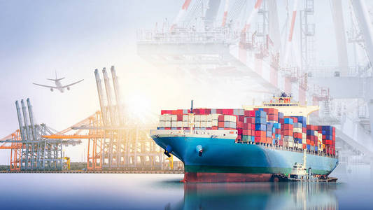 集装箱船舶和货物运输机与港口起重机桥架在落日的天空，货物运输 港口航运
