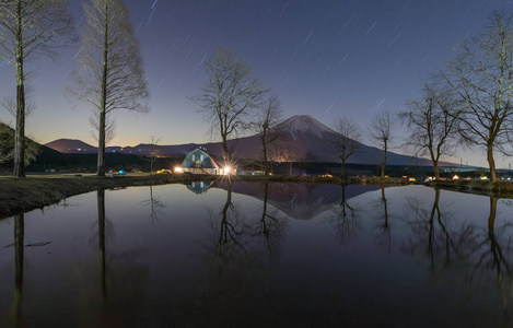 富士山和星海的夜晚