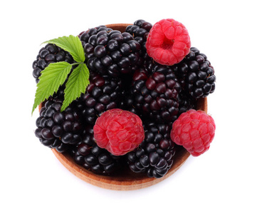 黑莓与覆盆子在木碗查出在白色背景顶视图