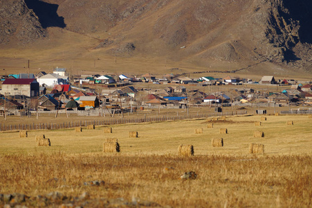 俄罗斯阿尔泰共和国卡拉科尔山谷 uchenmek 公园 的古代墓穴. 在这里你可以看到阿法纳西耶夫卡拉科尔锡尔提安和突