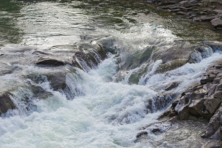 清澈的河流与岩石通向山脉, 小瀑布