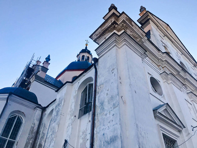 古老的白色可怜的石头破旧的基督教东正教教堂与十字架