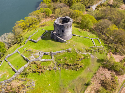 威尔士斯诺多尼亚国家公园 llanberis 的 dolbadarn 城堡空中