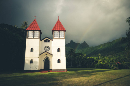 彩虹在哈皮蒂教会在莫雷阿岛，风景