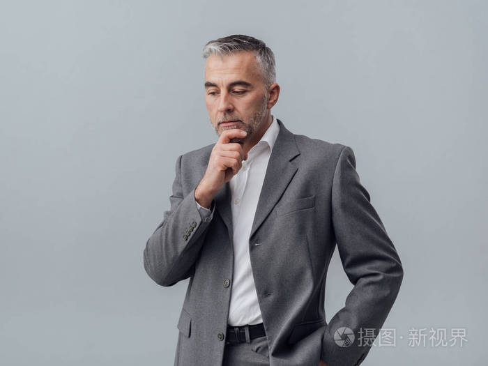 商人用手托住下巴思考照片-正版商用图片0tvalu-摄图新视界