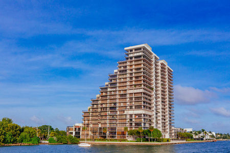 美国佛罗里达州迈阿密市附近比斯坎湾的水上建筑