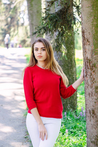 一个女孩的肖像。穿着一件红色夹克。树的圈子