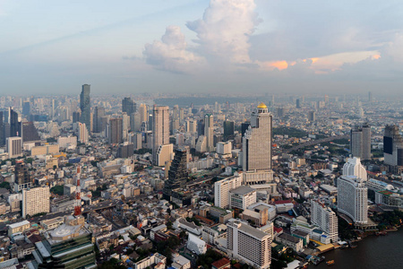 曼谷市中心沙吞鸟鸟图。亚洲智慧城市的金融区和商业中心。摩天大楼和高层建筑