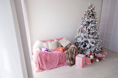 房间里有礼物的白色圣诞树