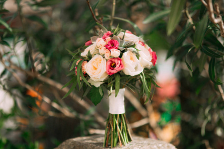 玫瑰 牡丹 多肉植物在背景上的婚礼花束