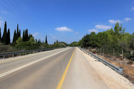 在以色列北部的一个城市公园的乡村路