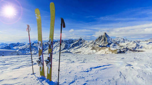 冬季滑雪, 高山和滑雪旅游越野设备上的雪山在阳光明媚的一天, 韦尔比耶瑞士