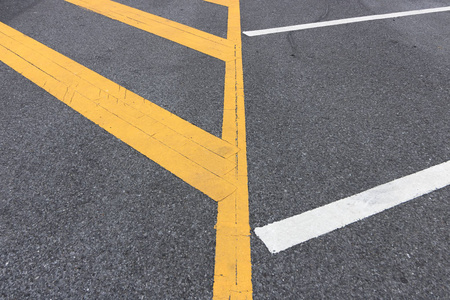 沥青上停车的黄色详细线