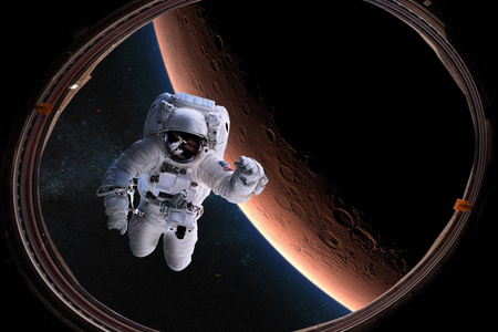 宇航员从火星背景的门廊进入外太空。美国宇航局提供的这张图片的元素