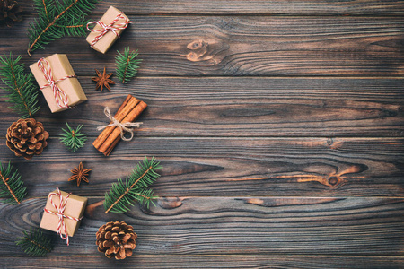 圣诞节背景与复制空间, 顶部视图。为您设计的木桌上的节日概念。复古背景
