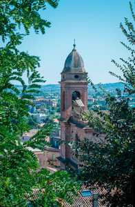 Santarcangelo 视图的旧的圆顶教堂意大利意大利里米尼