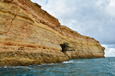 在阿尔加维海岸靠近贝纳吉尔, 葡萄牙, 欧洲的海洞。从乘船旅行中看到的自然地质