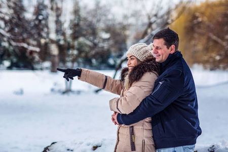 家庭时间爱微笑的夫妇拥抱和享受户外在美丽的冬日