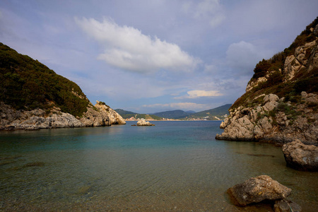 美丽的海景与绿松石水, 悬崖和大海。阳光明媚温暖的热带天气。在地中海旅行的背景。希腊。欧洲