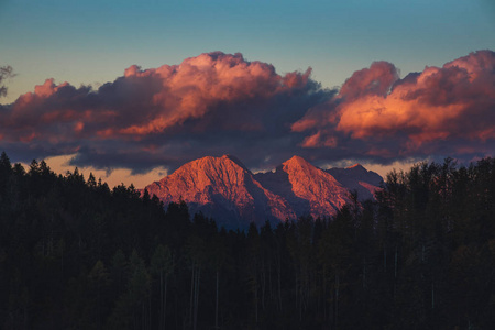 来自斯洛文尼亚朱利安阿尔卑斯山的风景. 日落镜头
