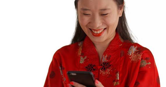 关闭可爱的亚洲妇女阅读智能手机文本的复制空间