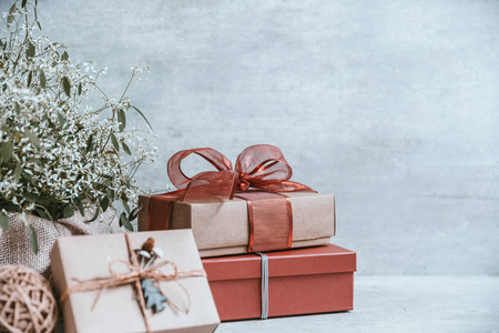 美丽的圣诞节背景与装饰和纸板上的礼品盒。红色丝带松果, 小泡。复制空间, 贺卡图片