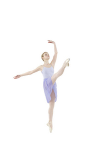 芭蕾舞团执行复杂的舞蹈元素