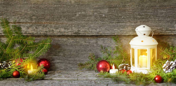 长横幅圣诞节构成与闪亮的灯。红球, 松锥, 木桌上的棒棒糖