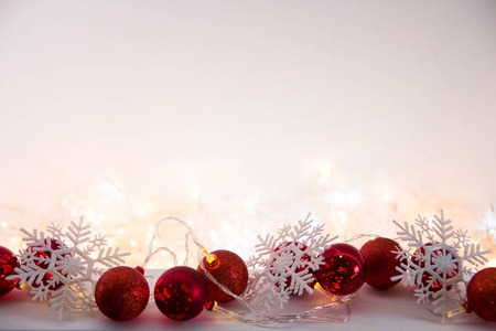 圣诞节的背景与雪花, 红色的球, 花环和闪烁的灯光背后。复制空间