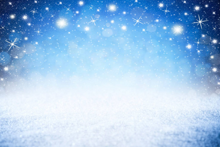 空的蓝色星星夜空冬天雪背景与复制空间和明亮的 bokeh 灯