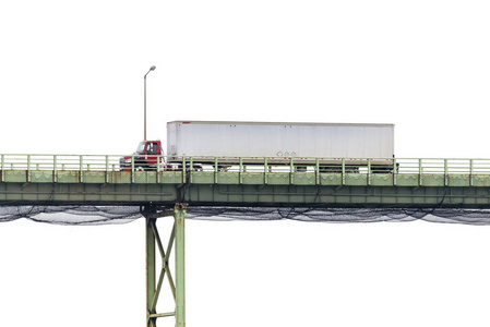 半拖拉机拖车过桥上白色孤立