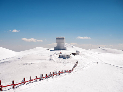 小型的天文台站在卡拉夫里塔滑雪中心