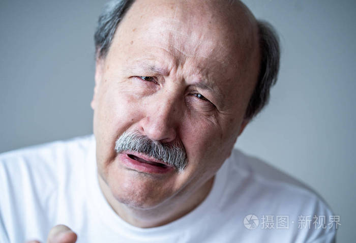 年长的成年老人在痛苦与疲惫的脸在人的情感的肖像面部表情退休和抑郁
