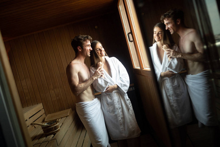 美丽的人在浴袍使用桑拿浴在温泉度假胜地