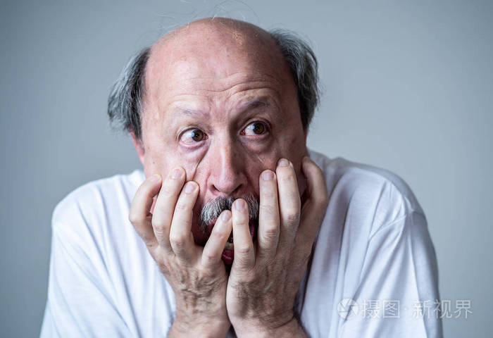 关闭一个害怕害怕的老人的肖像在人的情感和面部表情隔绝在中性背景中
