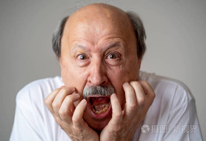 关闭一个害怕害怕的老人的肖像在人的情感和面部表情隔绝在中性背景中