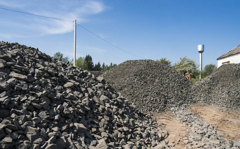 黑色道路砾石砾石。用于建筑的岩石。破碎的花岗岩砾石, 小岩石