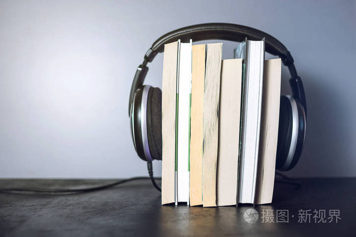 在书上的耳机.有声读物的概念