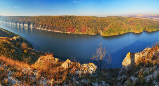德尼斯特河风景如画的峡谷。秋天的日出在河边