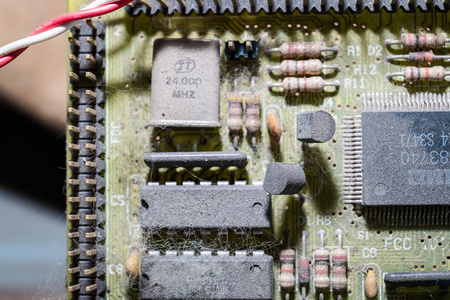 微芯片和电路板上的晶体管图片