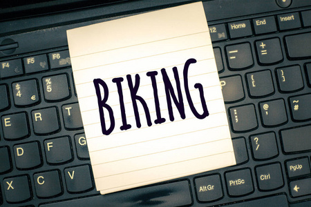 写显示自行车的笔记。商业照片展示骑自行车或摩托车 Delievering 包个人运动