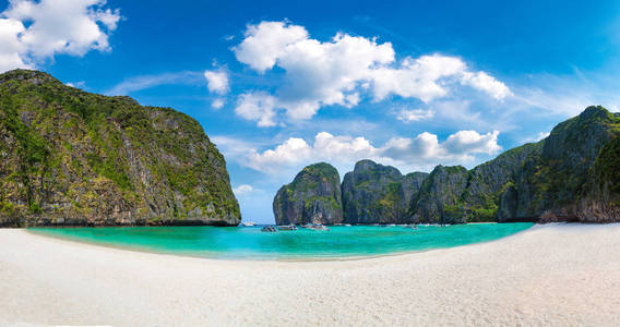 夏日的泰国皮皮岛上的玛雅湾全景