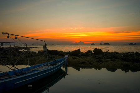 在晚上日落后, 在洛基海滩附近的安克雷奇的剪影渔民船与美妙的暮光之城天空