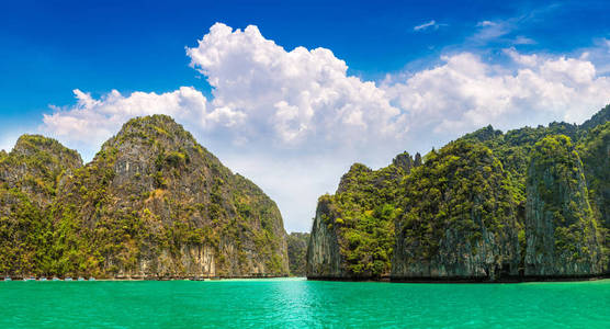 夏日的泰国皮皮岛上的玛雅湾全景