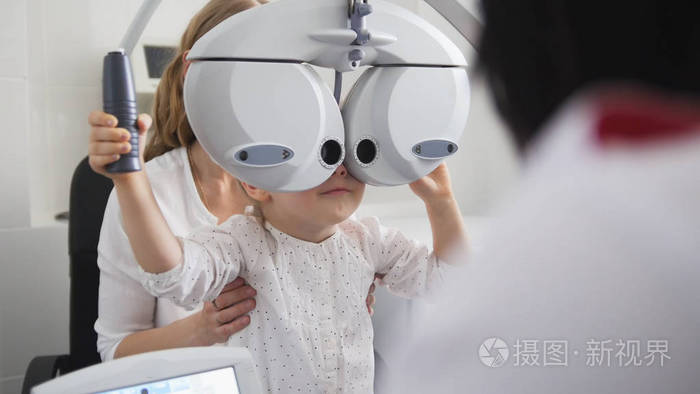 儿童眼科验光师检查眼睛的小女孩