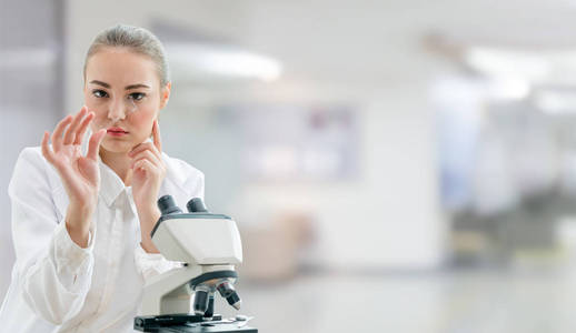 科学家研究员在实验室使用显微镜。医疗保健技术与医药研发理念